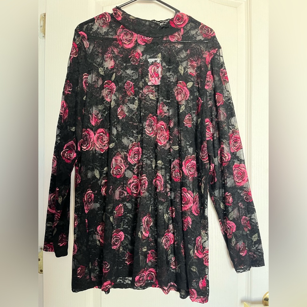 Torrid NWT long sleeve black w/roses long sleeve shirt. 3X